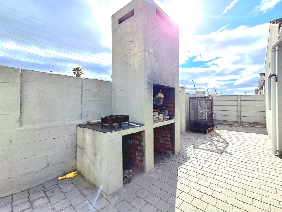 2 Bedroom Property for Sale in Muizenberg Western Cape